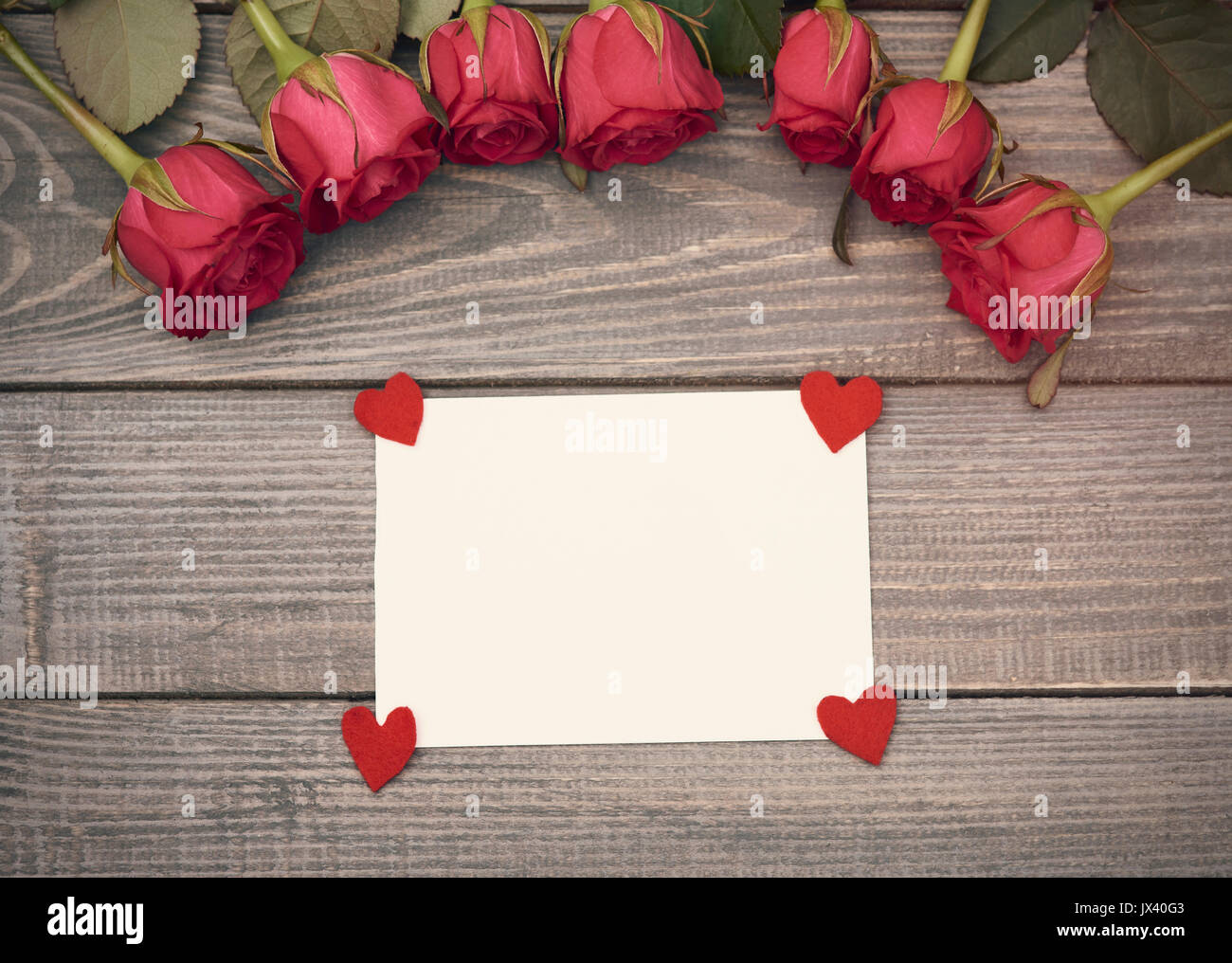 Frische Rosen und einen Liebesbrief Stockfoto