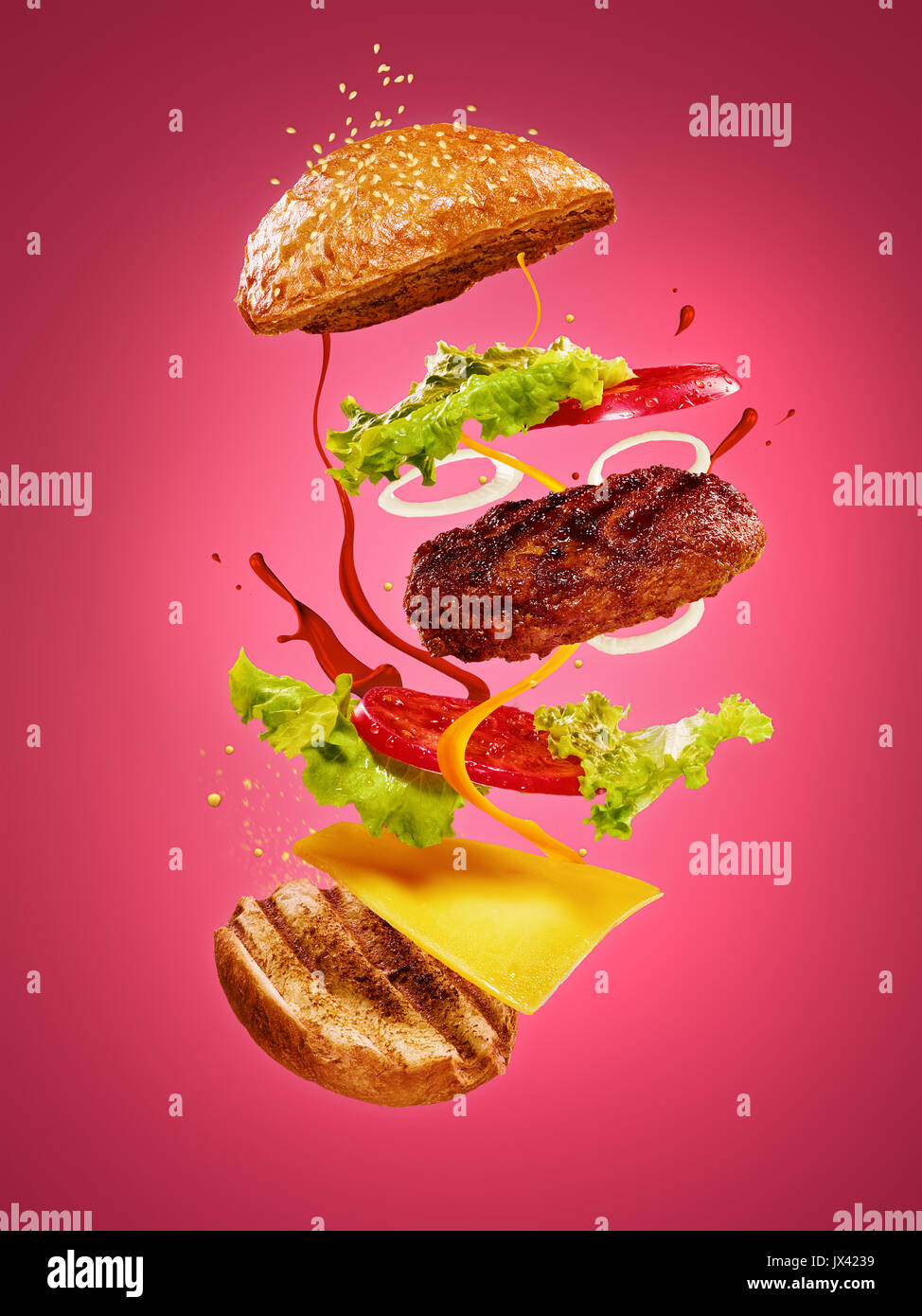 Die Hamburger mit fliegenden Zutaten auf rosa Hintergrund Stockfoto