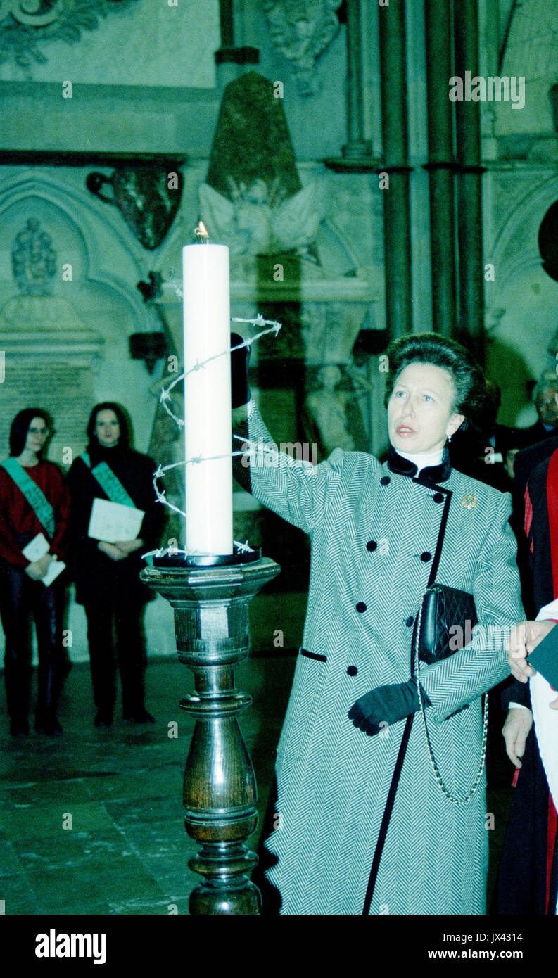 Prinzessin Anne leuchtet eine Kerze in der Westminster Abbey feiern 50 Jahre Allgemeine Erklärung der Menschenrechte in London Dezember 1998 Stockfoto