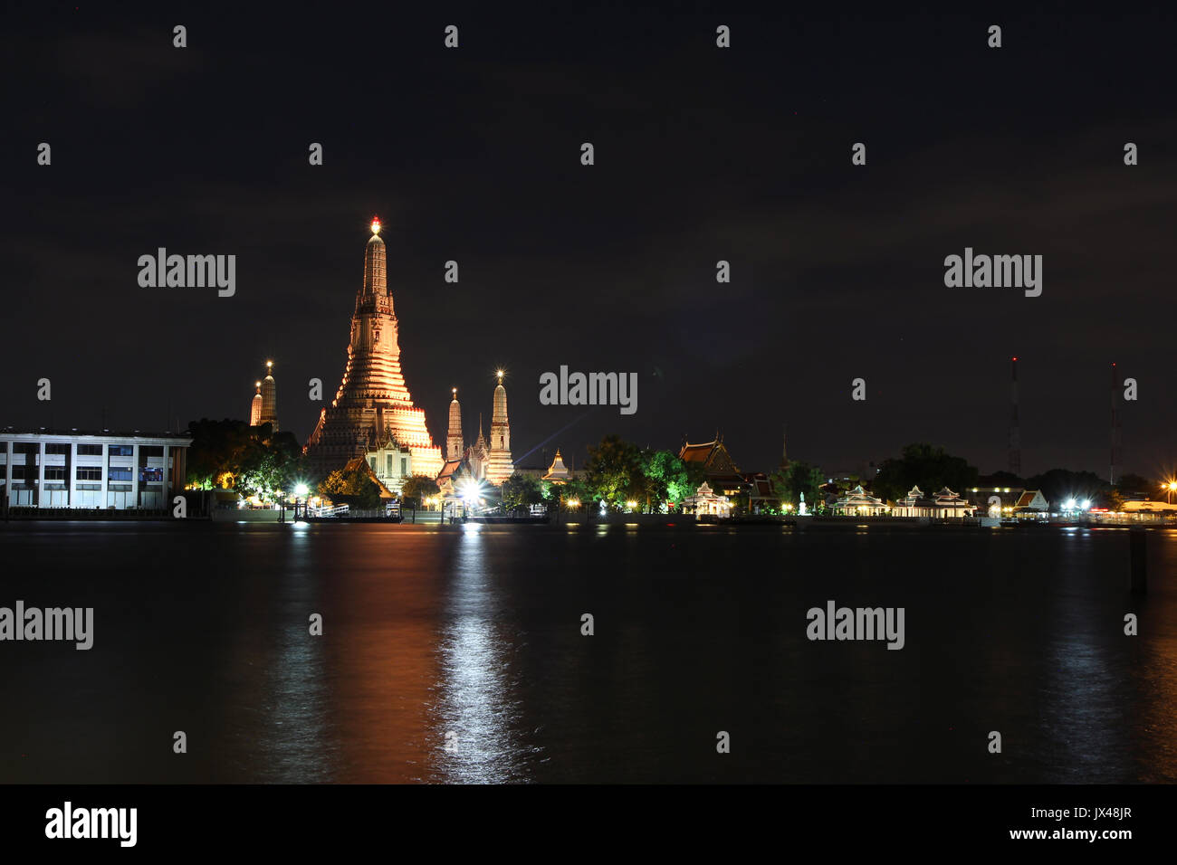 Bangkok, Thailand - 11. August 2017: Große Pagode in Wat Arun Ratchawararam Ratchawaramahawihan in Thailnd in der Nacht mit Beleuchtung Stockfoto