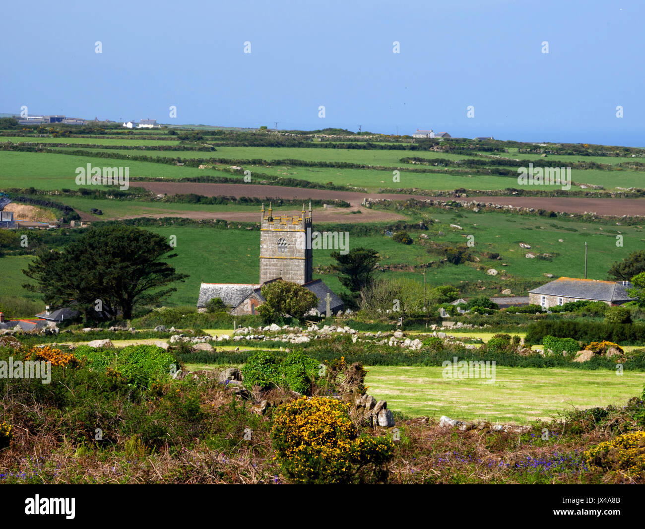 Der Kirchturm von St. Senera und das Dorf von Zennor, West Cornwall. Stockfoto