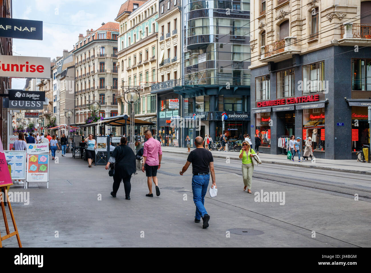 Nicht identifizierte Fußgänger an der Rue de la Croix-d'Or, einem großen Shopping Straße von Genf. Genf, Schweiz. Stockfoto