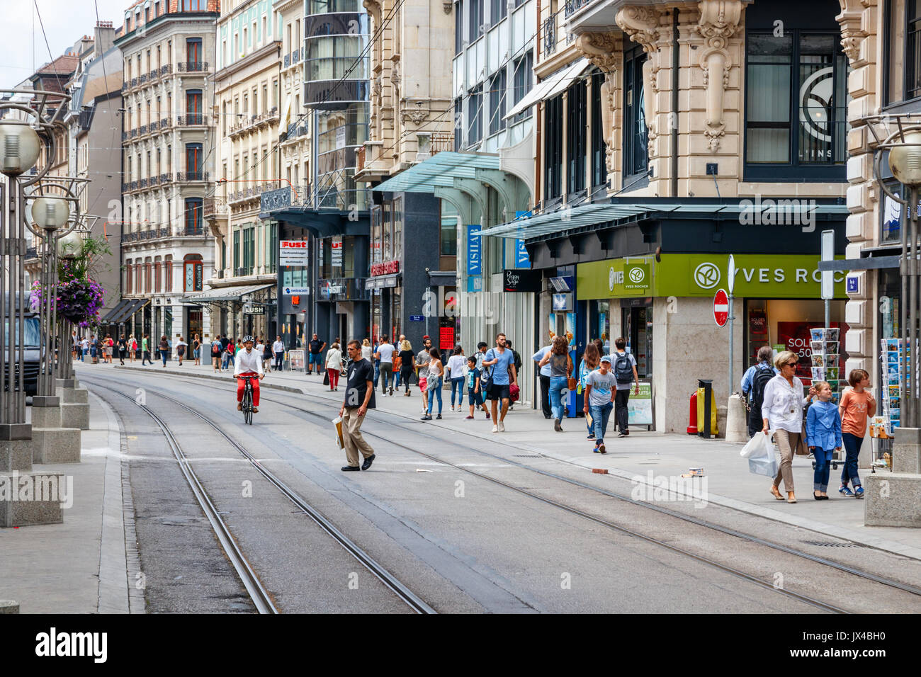 Nicht identifizierte Fußgänger an der Rue de la Croix-d'Or, einem großen Shopping Straße von Genf, unter einem bewölkten Himmel. Genf, Schweiz. Stockfoto
