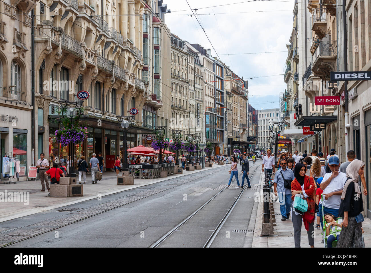 Nicht identifizierte Fußgänger an der Rue de la Croix-d'Or, einem großen Shopping Straße von Genf, unter einem bewölkten Himmel. Genf, Schweiz. Stockfoto