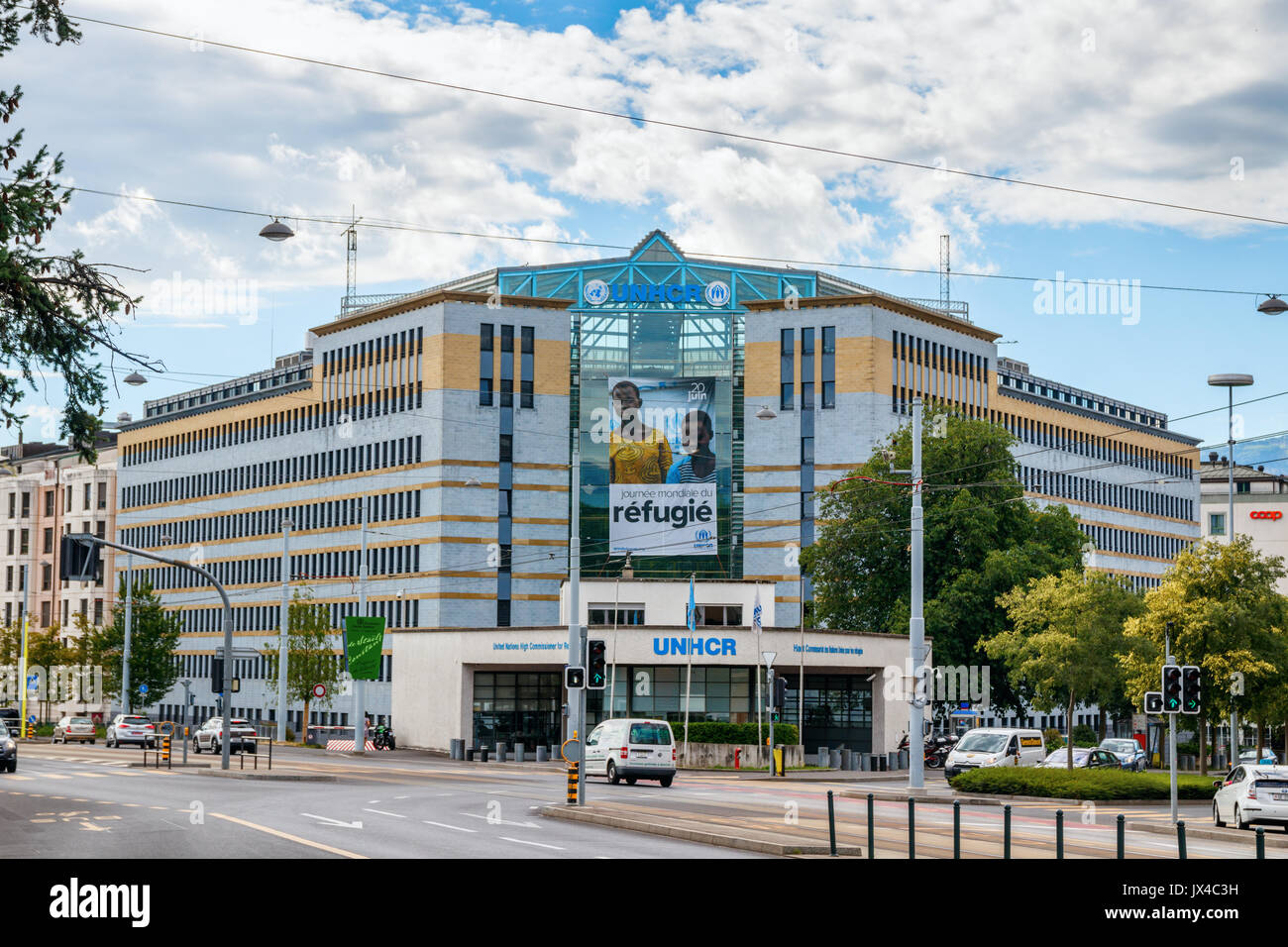 Avenue de France mit dem Hohen Kommissar der Vereinten Nationen für Flüchtlinge (UNHCR) Sitz unter einem blauen Himmel mit Wolken. Genf, Schweiz. Stockfoto