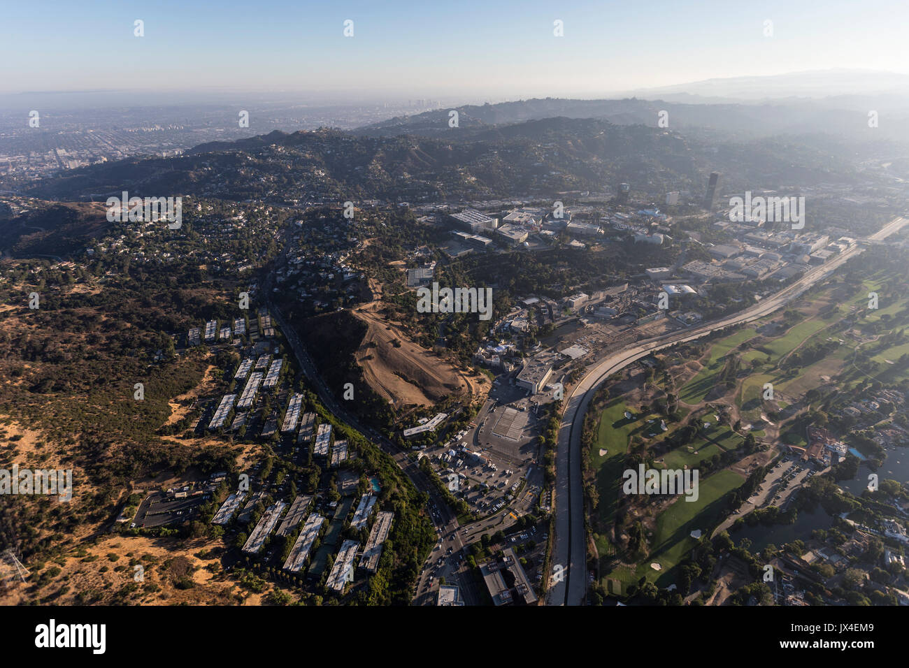 Luftaufnahme in Richtung Barham Blvd, Los Angeles River, Toluca Lake und universellen Stadt am Rande des San Fernando Valley in Los Angeles Californ Stockfoto