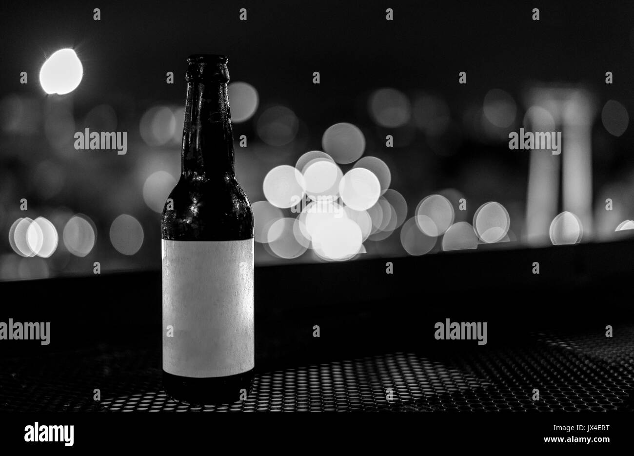 Schwarze und weiße Mockup leeres Etikett kalten Glas Flaschen Bier mit Nachtlicht bokeh Hintergrund Stockfoto