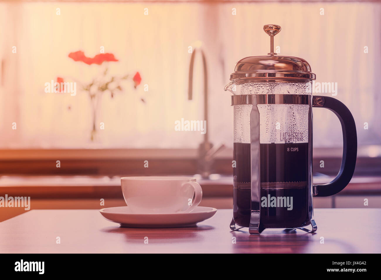 Kaffee Kaffeebereiter mit Tasse und Untertasse, vintage Film angewendet. Siehe auch DTM 4 PC Stockfoto
