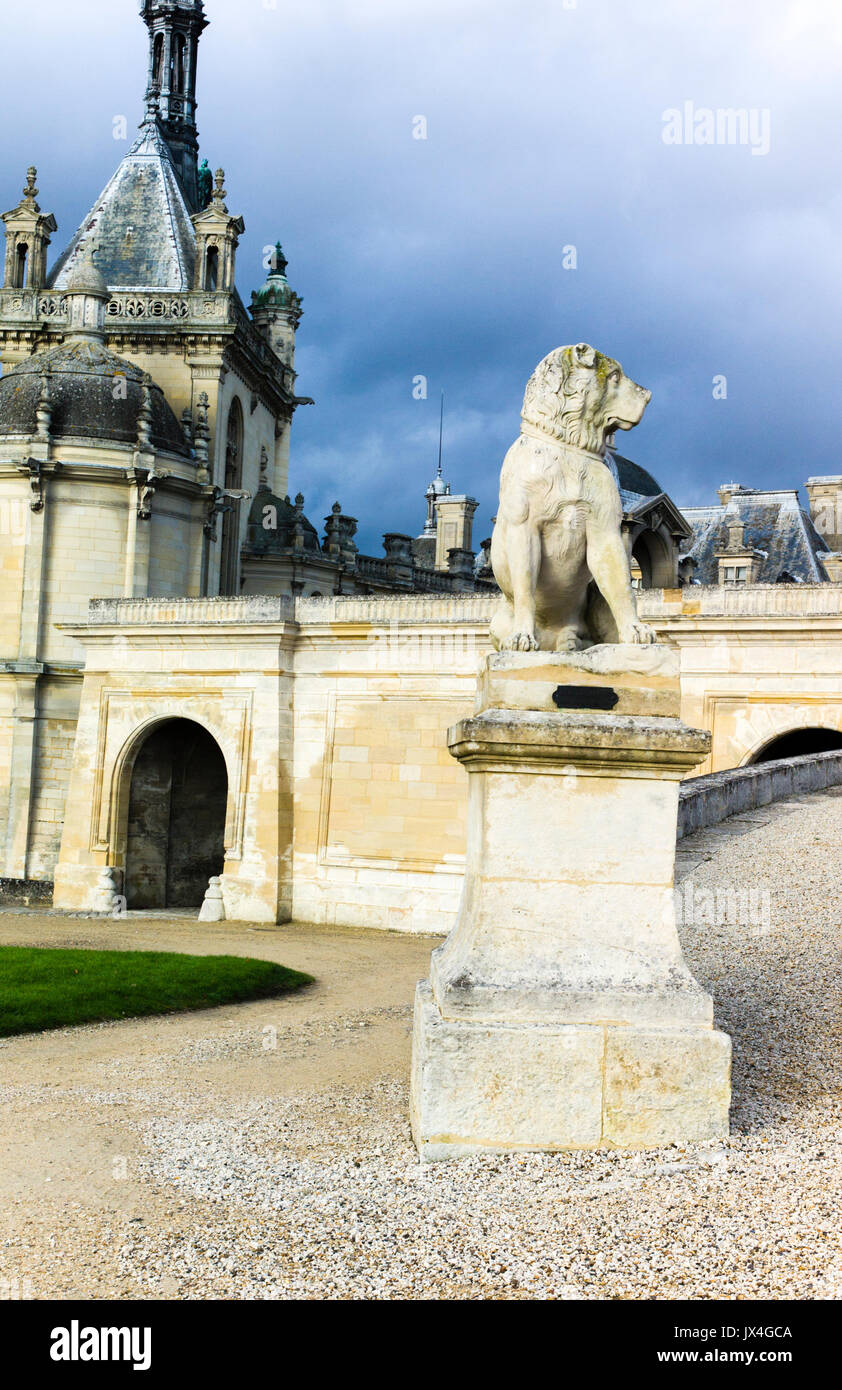 Statue von einem Wachhund im Schloss von Chantilly, Frankreich Stockfoto