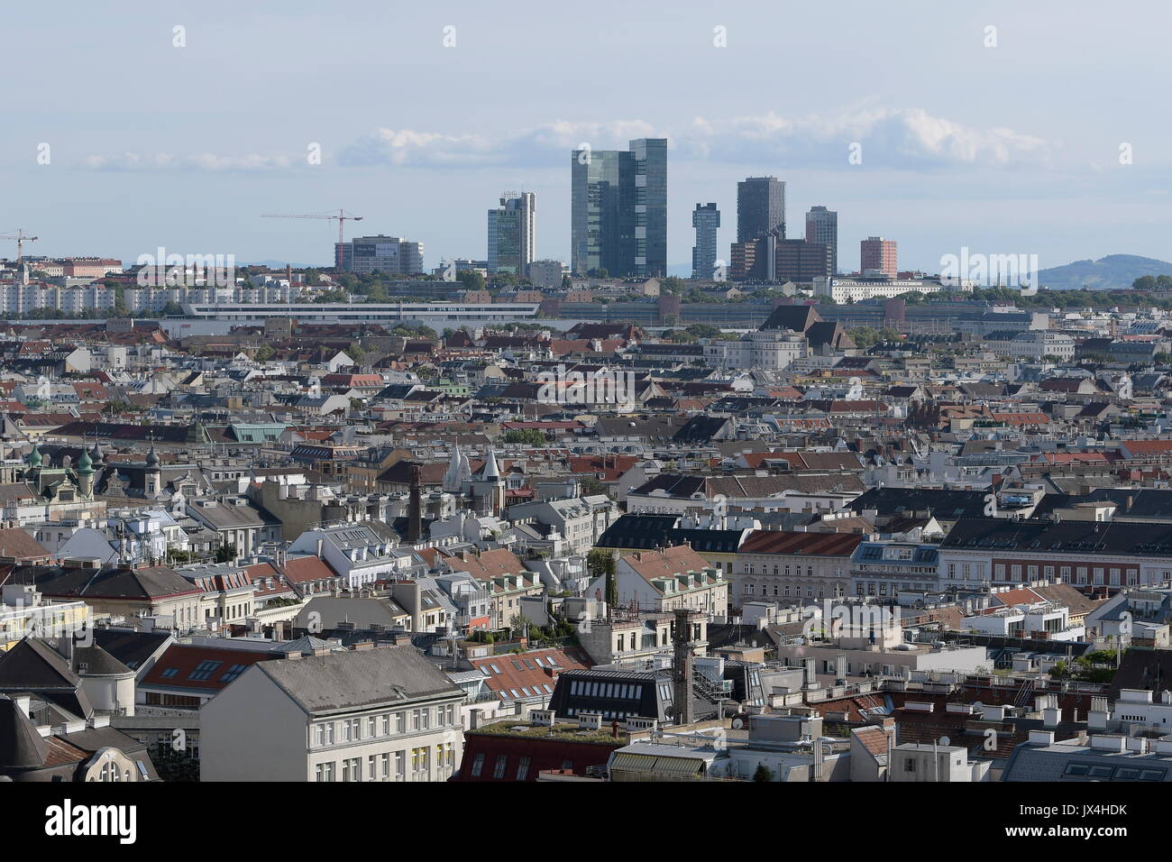 Wien, Österreich. Blick auf Wien auf dem Zweitürm, in dem mehrere Wohn- und Bürogebäude untergebracht sind Stockfoto Wien, Österreich. Blick auf Wien auf dem Zweitürm, in dem mehrere Wohn- und Bürogebäude untergebracht sind Stockfoto