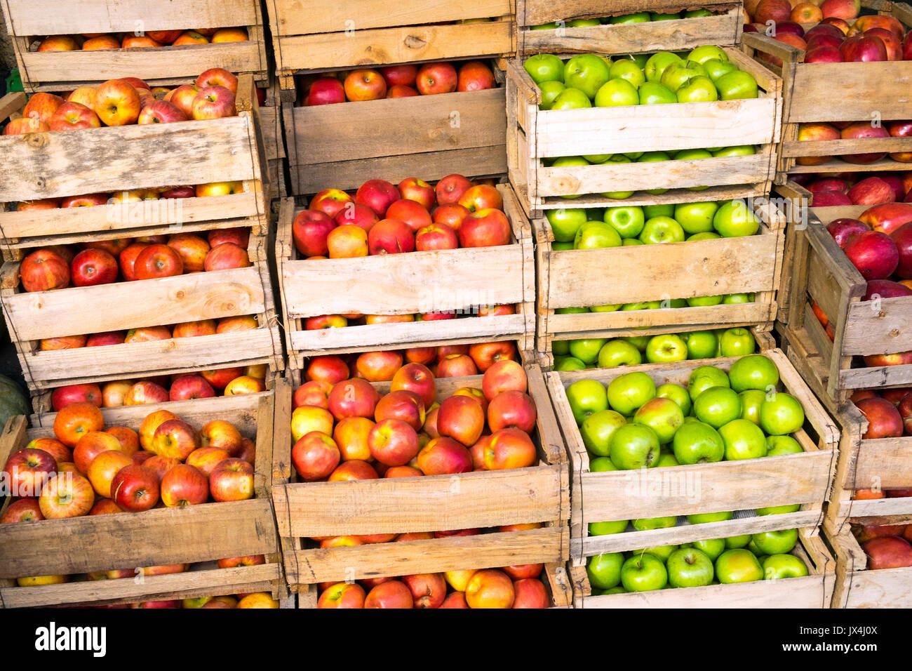 Frische Äpfel in Holzkisten für den Verkauf auf einem Markt in Valparaiso, Chile Stockfoto