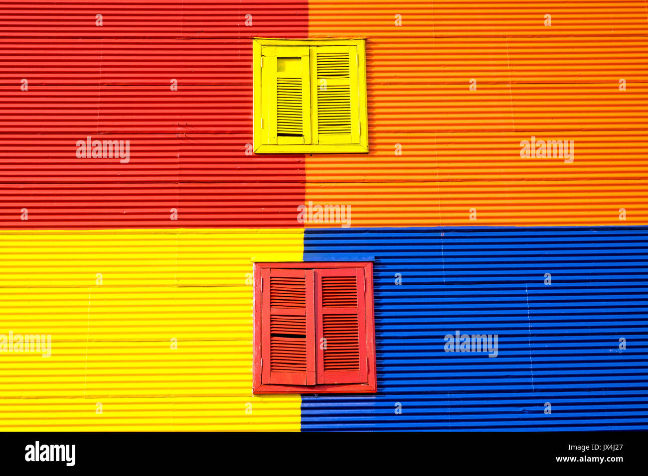 Bunte Wand mit zwei Fenstern in La Boca, Buenos Aires Stockfoto