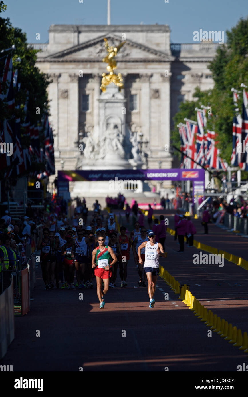 Yohann Diniz (Frankreich) und Horacio Nava (Mexiko) traten an den IAAF Leichtathletik-Weltmeisterschaften 50 km Walk in der Mall in London, Großbritannien an Stockfoto