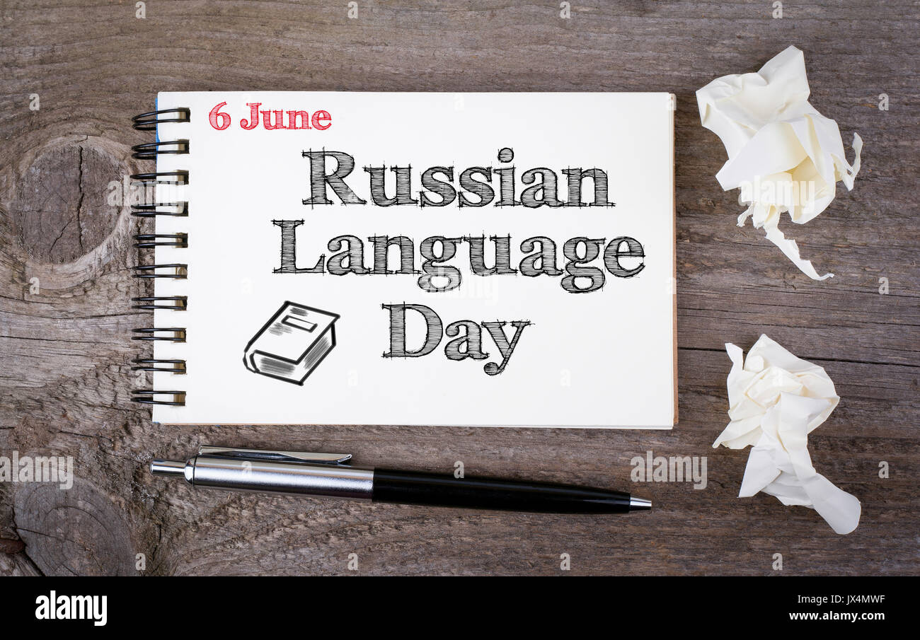6. Juni Tag der Russischen Sprache. Notebook und Stift auf dem alten Holztisch. Stockfoto