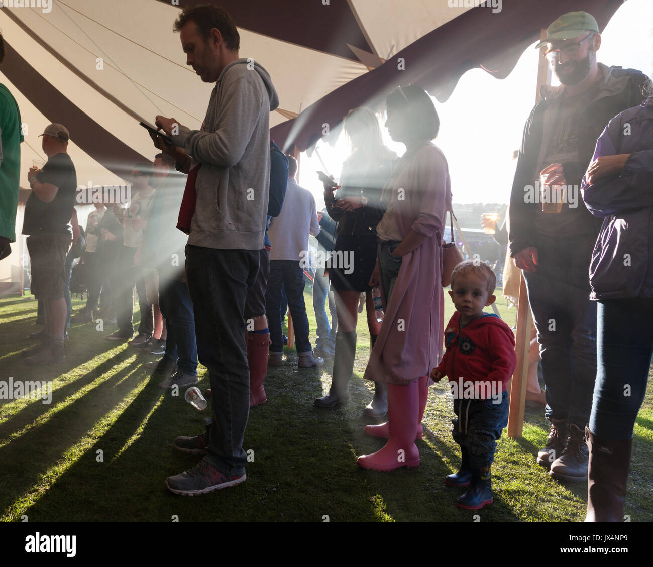 Die Sonne scheint durch einen Teil der Masse in einem Zelt bei der Baumwolle Wolken Festival, Greenfield, Saddleworth, Oldham, Großbritannien Stockfoto