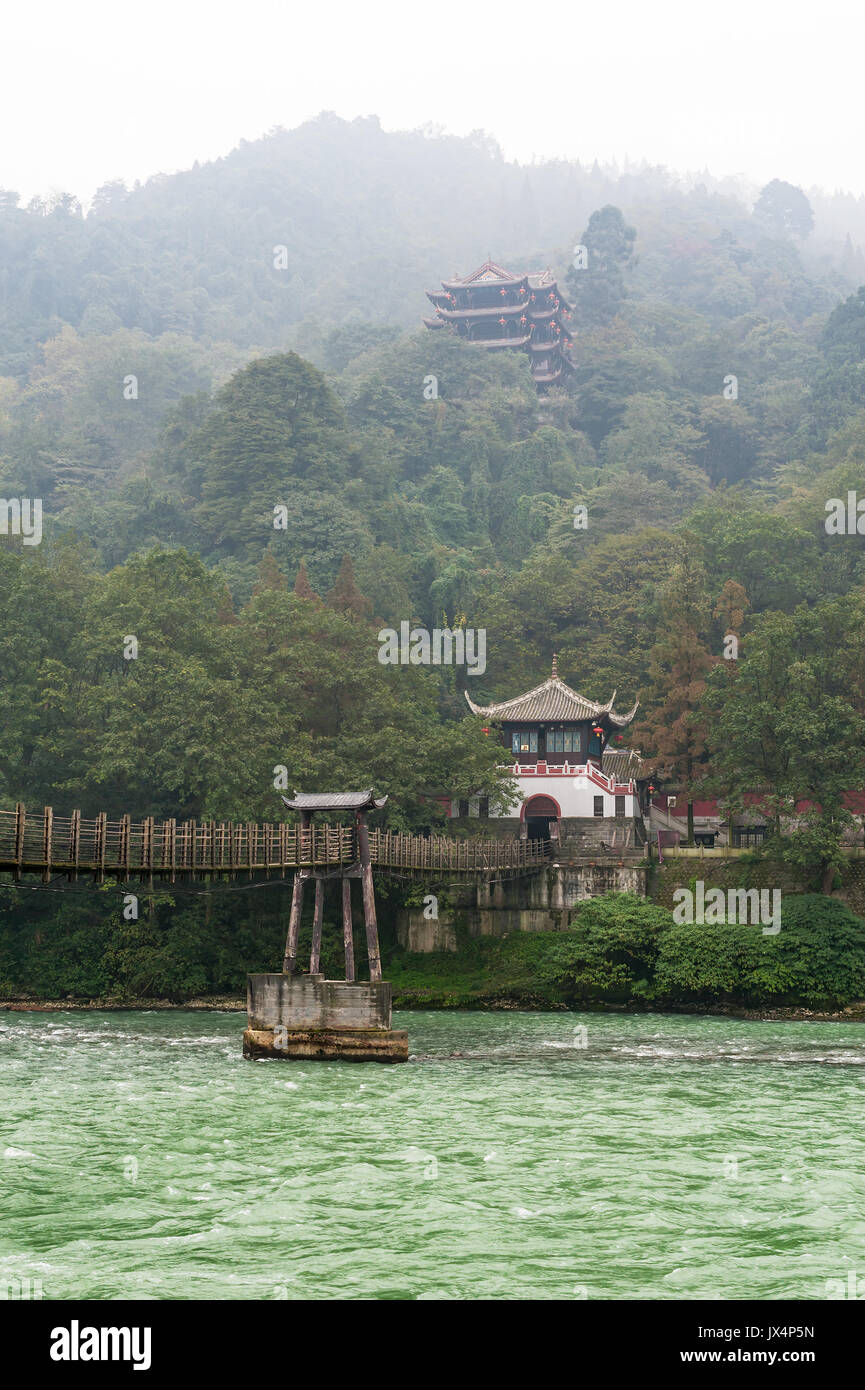 Brücke und Tempel in der Dunst in der dujiangyan Berg Stockfoto
