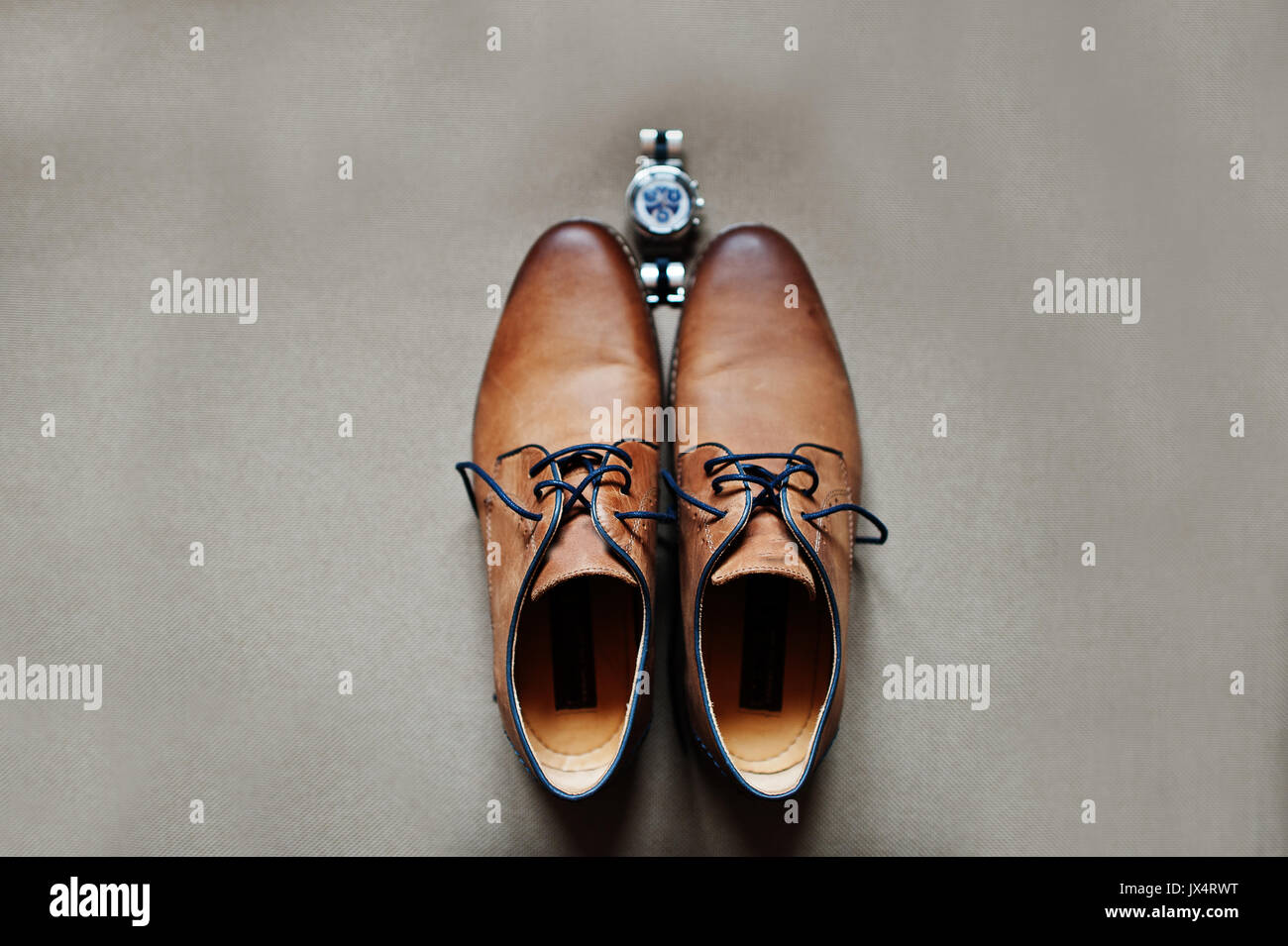Nahaufnahme Foto von Braun für den Bräutigam oxford Schuhe und eine Uhr. Stockfoto