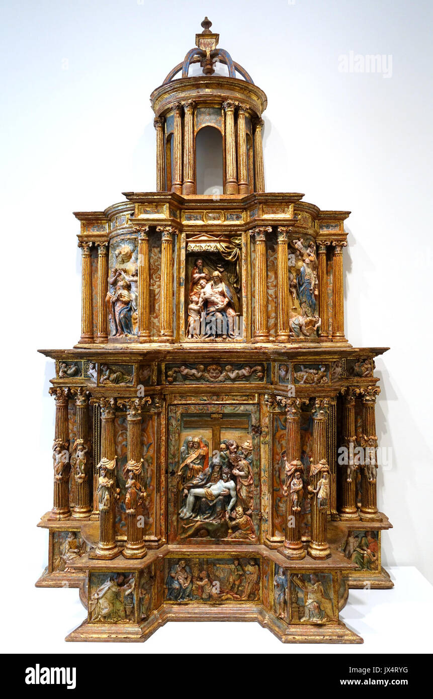 Diese spanische Neuauflage aus der Zeit von 1570 bis 1600 zeigt komplexe polychrome und vergoldete Pinienarbeiten, die die religiöse Kunst der spanischen Renaissance widerspiegeln. Stockfoto