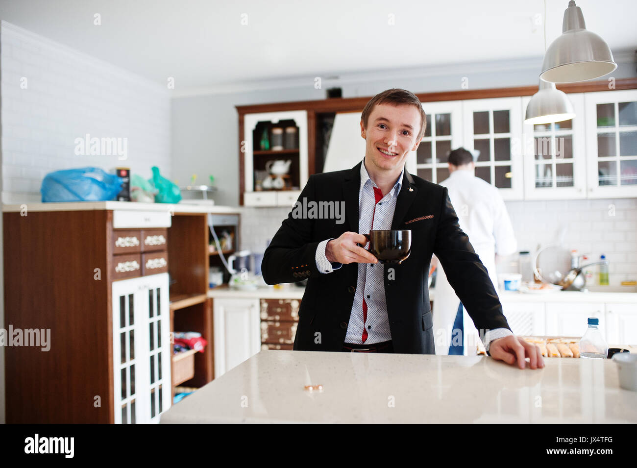 Porträt von einem gutaussehenden Bräutigam trinken Kaffee in der Küche. Stockfoto