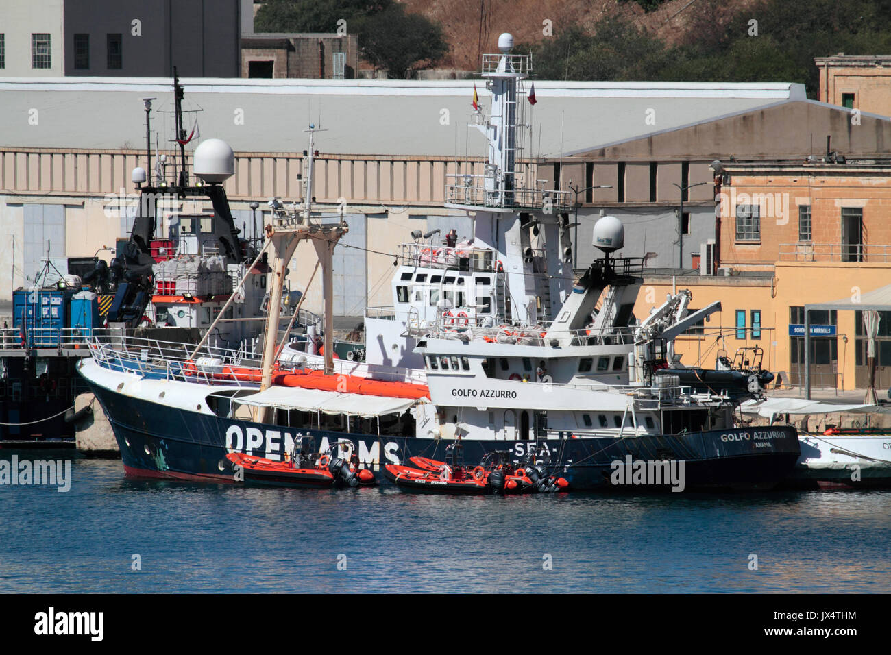 Die Rettung Schiff Golfo Azzurro, von der NRO Proactiva offenen Armen betrieben, gebunden in Malta Grand Harbour Stockfoto