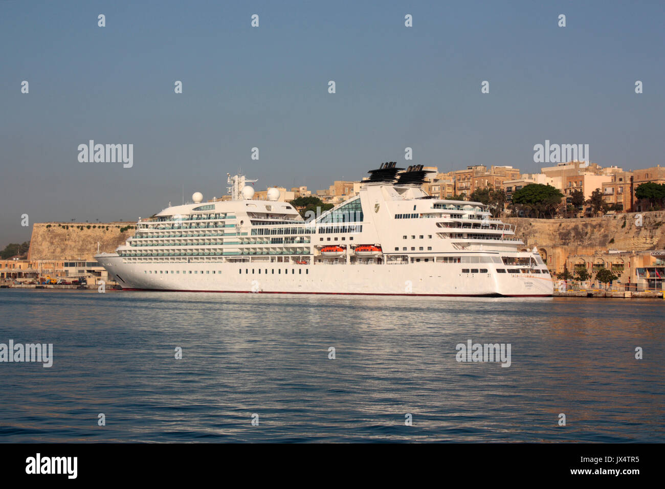 Mittelmeer reisen. Das kreuzfahrtschiff oder liner Seabourn Odyssey durch die befestigungsanlagen von Valletta, Malta günstig Stockfoto