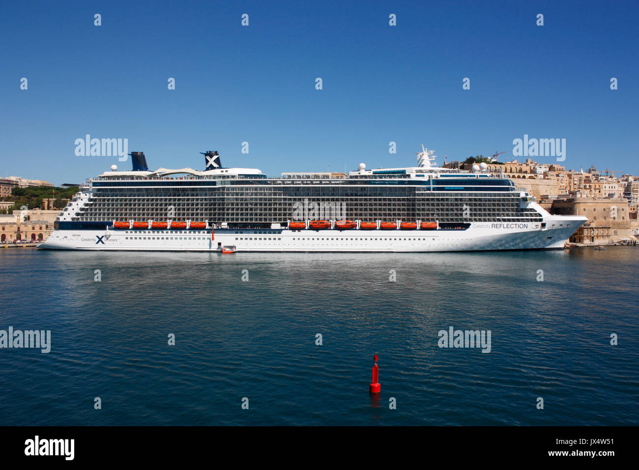 Mittelmeer reisen und Massentourismus. Die große, moderne Kreuzfahrtschiff Celebrity Reflexion liegt, der durch die Wände von Valletta in Malta Grand Harbour Stockfoto