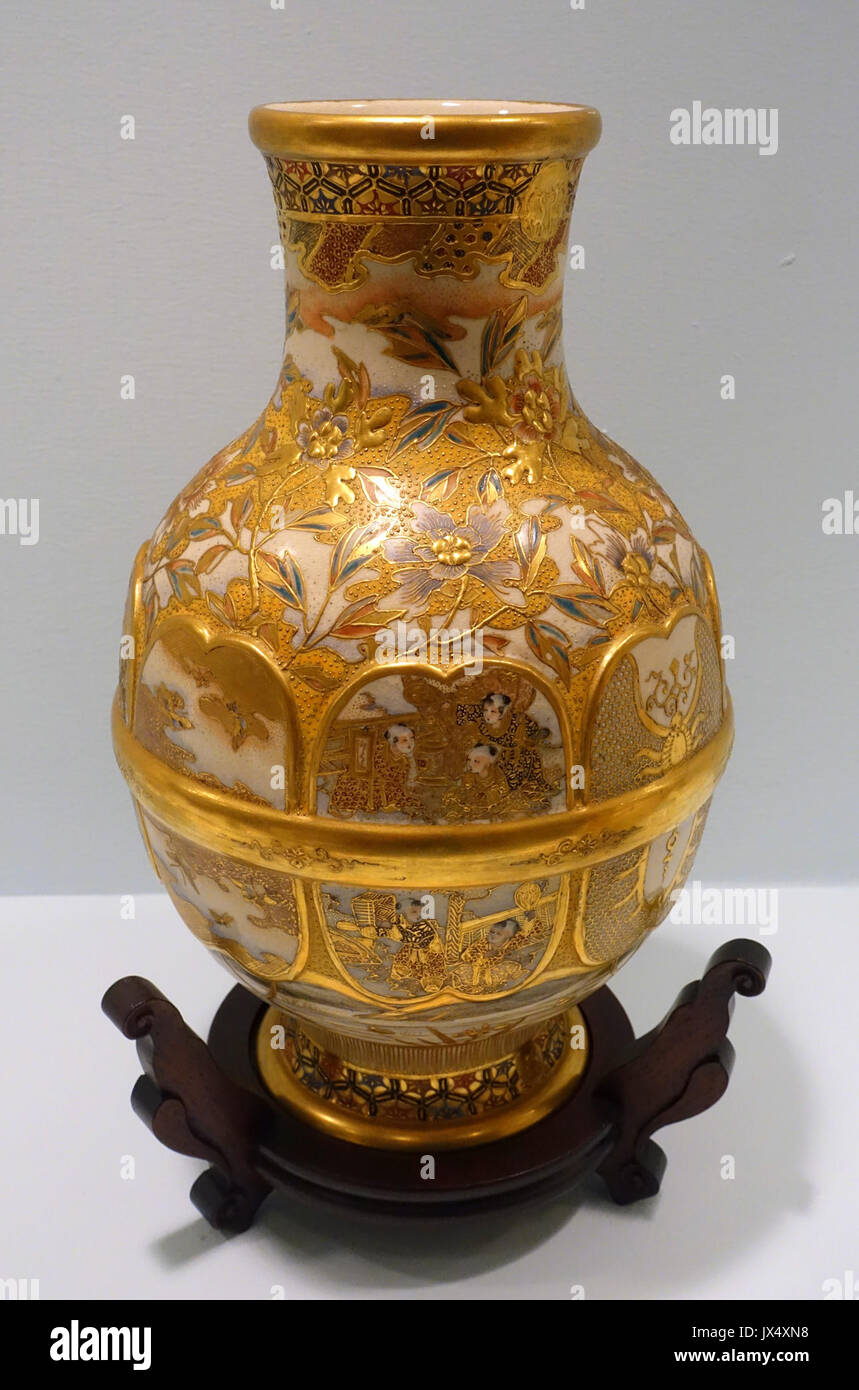 Satsuma Vase mit Ständer, Japan, aus der World's Columbian Exposition 1893, Ende 1800, Porzellan und Teakholz Krannert Art Museum, UIUC DSC 06558 Stockfoto