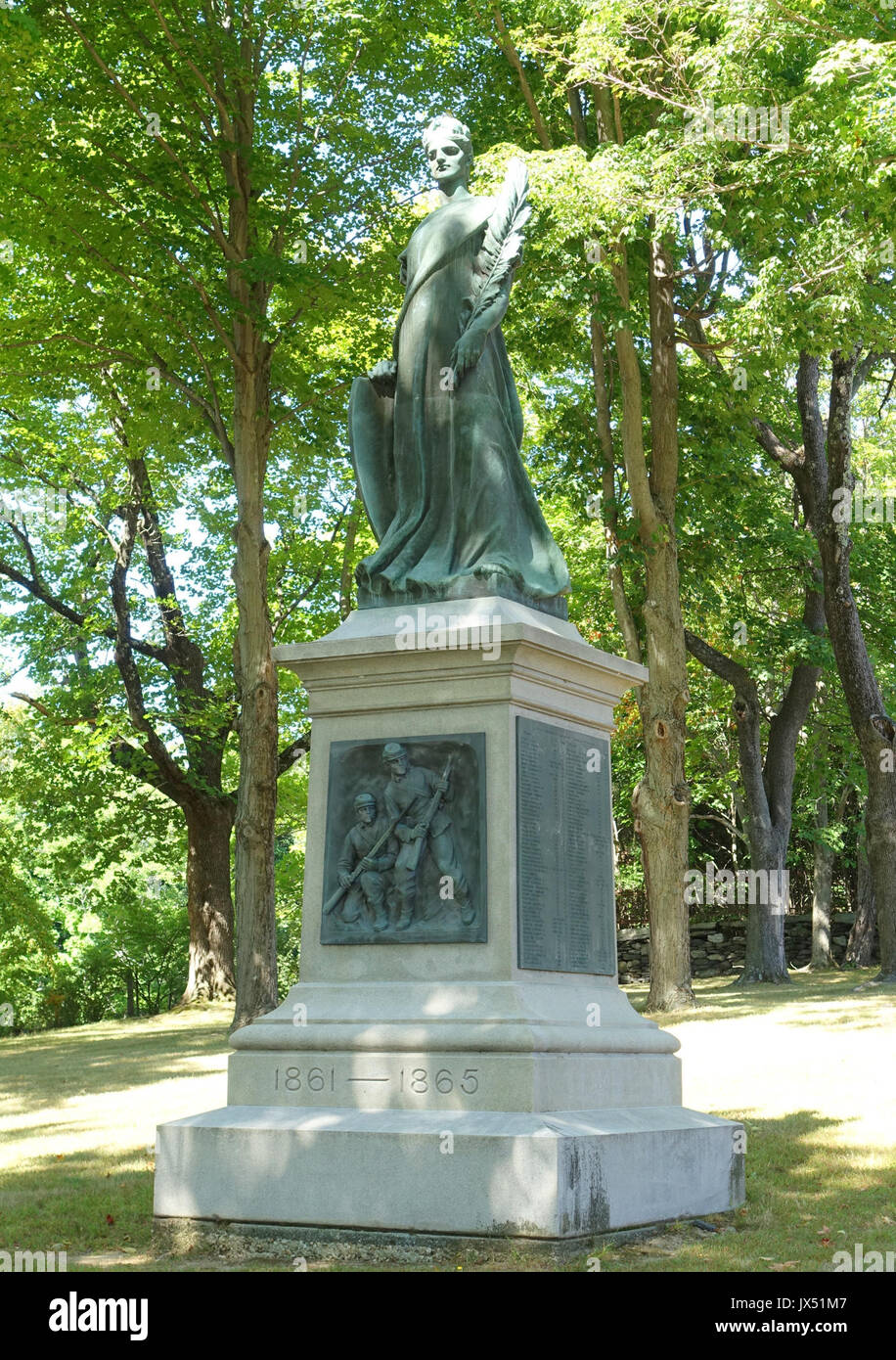 Das Soldiers Monument in Spencer, Massachusetts, ist ein Kriegsdenkmal, das lokalen Soldaten gewidmet ist, die in verschiedenen Konflikten dienten. Das Denkmal ist ein wichtiges historisches und bürgerliches Wahrzeichen in der Gegend, das an die Opfer der Soldaten erinnert. Stockfoto