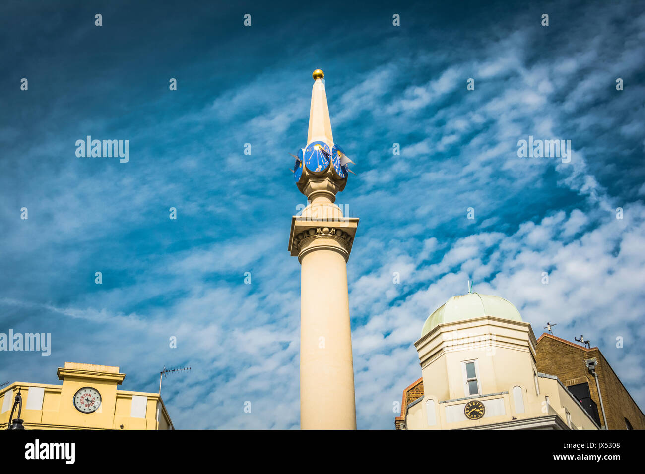 Seven Dials - eine kleine Kreuzung in der Nähe von Covent Garden im West End von London, in dem sieben Straßen rund um eine Sonnenuhr und Säule konvergieren. Stockfoto