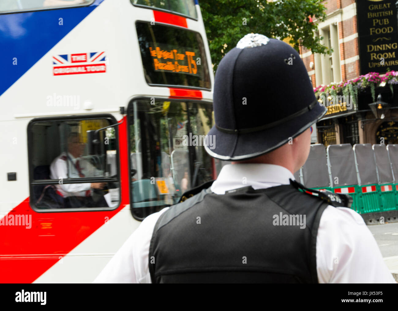 Der Metropolit Polizist (Bobby) auf die "Beat" auf den Straßen von London, Großbritannien Stockfoto