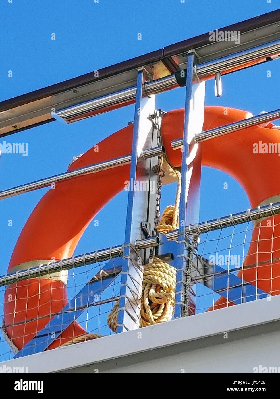 Orange Rettungsring mit Knoten auf nautische Schiff Geländer Stockfoto