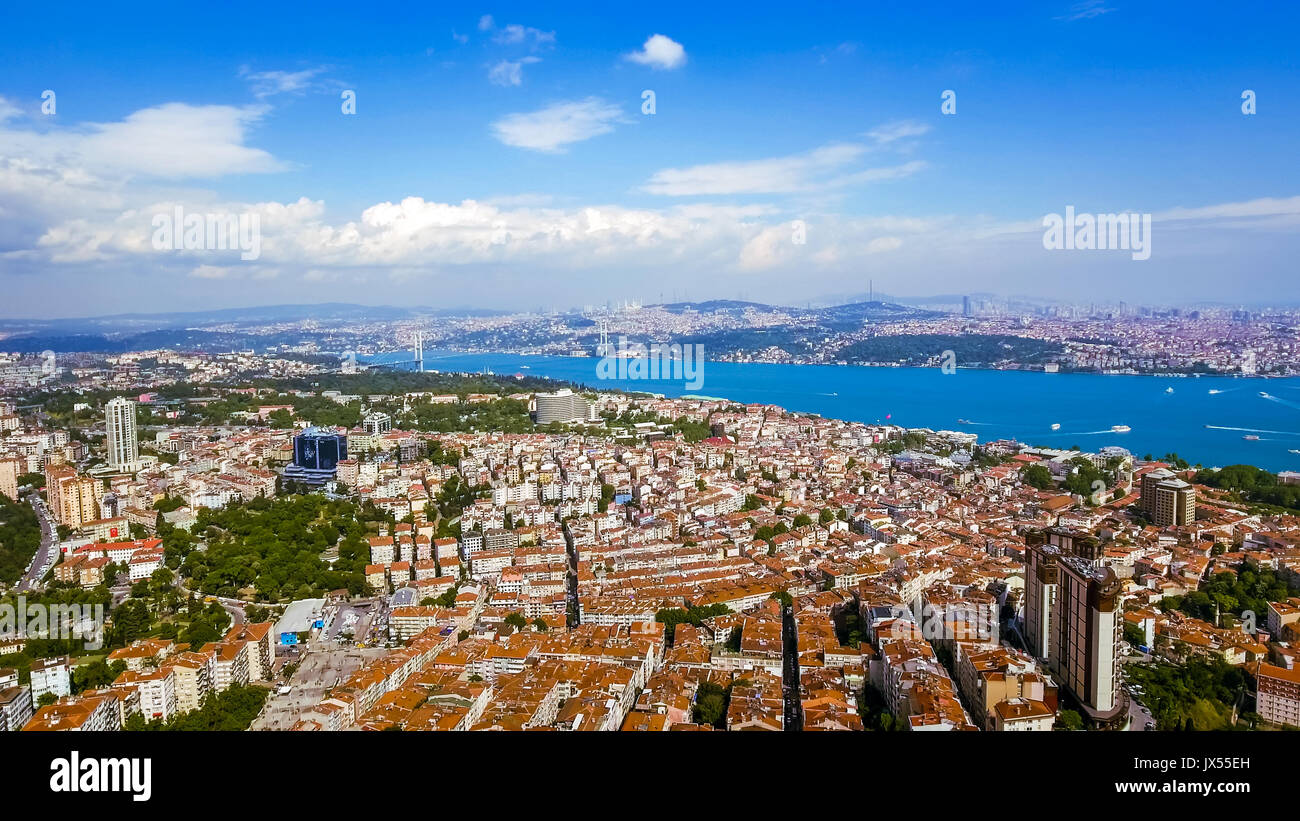 Schönen Blick auf den Bosporus in Istanbul Türkei Luftbild an einem sonnigen Tag Stockfoto