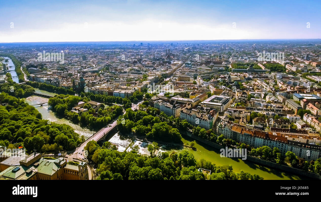 Luftbild Fliegen über München Stadtbild Sehenswürdigkeiten in Deutschland Stockfoto