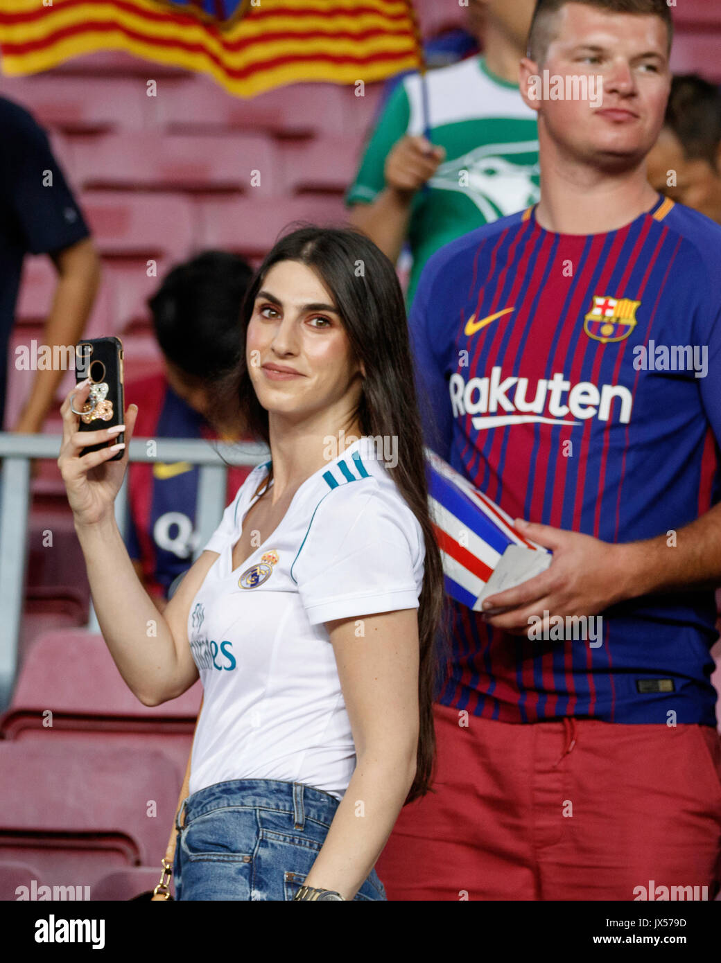 Das Stadion Camp Nou, Barcelona, Spanien. 13 August, 2017. Super Cup von Spanien zwischen dem FC Barcelona und Real Madrid. Fans kurz vor dem Spiel. Quelle: David Ramírez/Alamy leben Nachrichten Stockfoto