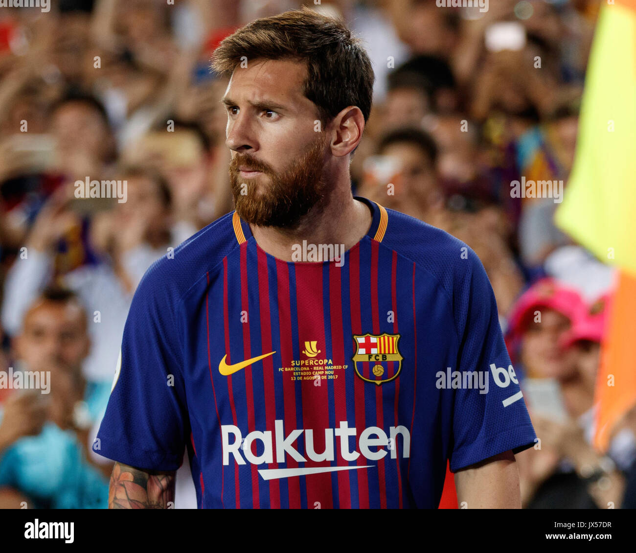 Das Stadion Camp Nou, Barcelona, Spanien. 13 August, 2017. Super Cup von Spanien zwischen dem FC Barcelona und Real Madrid. Leo Messi, bevor Sie eine Ecke Credit: David Ramírez/Alamy leben Nachrichten Stockfoto