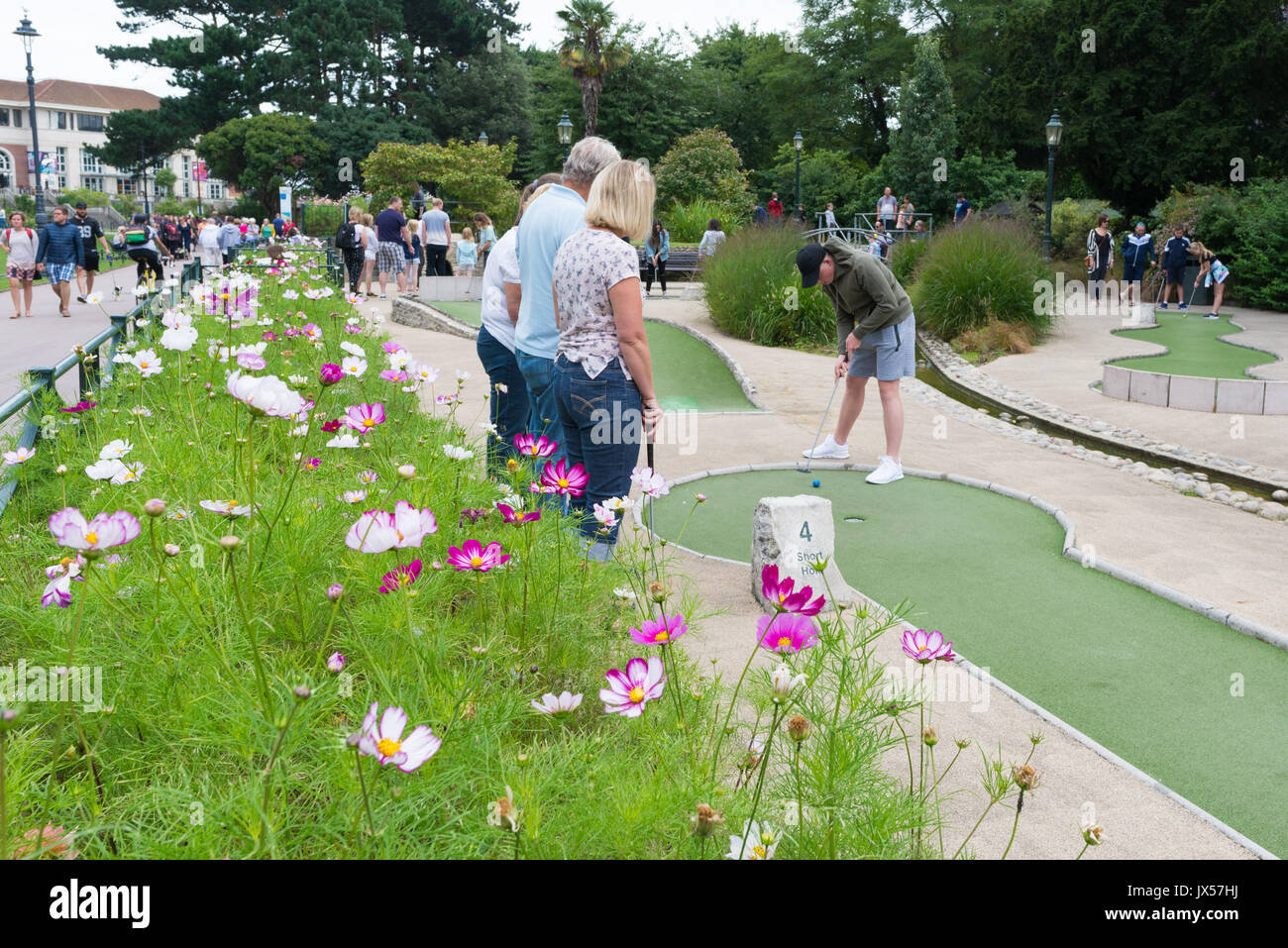 Menschen, die im August in Lower Gardens, Bournemouth, Dorset, Großbritannien, verrücktes Golf spielen. Stockfoto