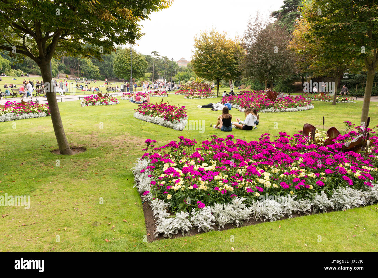 Farbenfrohe Blumenbeete in Lower Gardens, Bournemouth, Dorset, Großbritannien im August. Stockfoto
