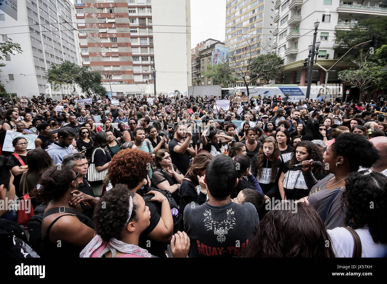 Sao Paulo, Brasilien. 14 Aug, 2017. Hunderte von Arbeitern, der NRO und der Benutzer der Unified Sozialhilfeleistungen (SUAS) mit Fahnen und riefen Slogans besucht eine Demonstration gegen den Sozialabbau und Haushaltskürzungen für die öffentliche Politik der sozialen Unterstützung in der Maria Paula Viadukt Kreditkarte reserviert: Dario Oliveira/ZUMA Draht/Alamy leben Nachrichten Stockfoto