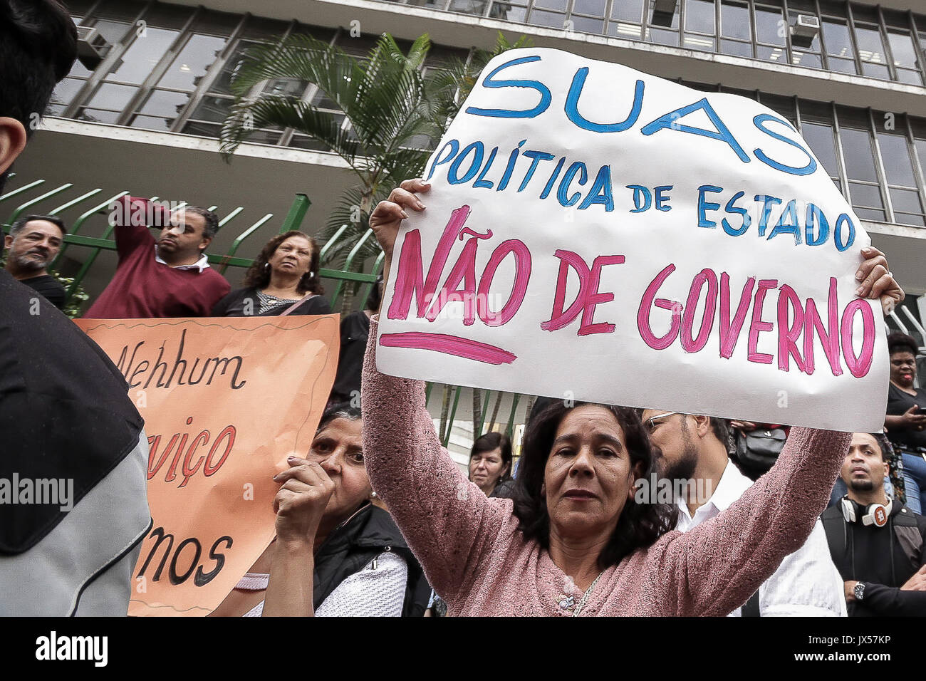 Sao Paulo, Brasilien. 14 Aug, 2017. Hunderte von Arbeitern, der NRO und der Benutzer der Unified Sozialhilfeleistungen (SUAS) mit Fahnen und riefen Slogans besucht eine Demonstration gegen den Sozialabbau und Haushaltskürzungen für die öffentliche Politik der sozialen Unterstützung in der Maria Paula Viadukt Kreditkarte reserviert: Dario Oliveira/ZUMA Draht/Alamy leben Nachrichten Stockfoto