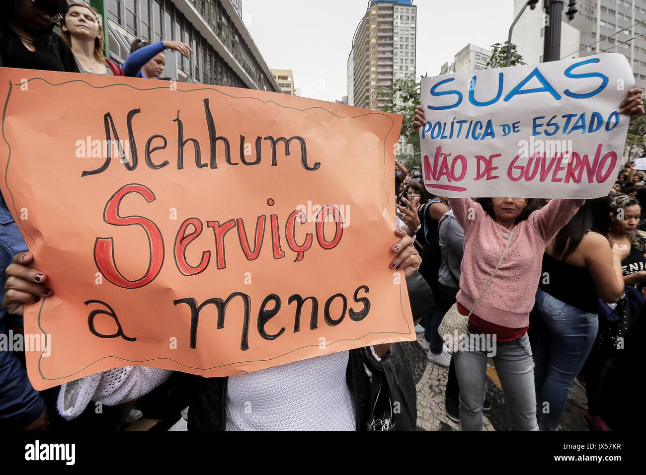 Sao Paulo, Brasilien. 14 Aug, 2017. Hunderte von Arbeitern, der NRO und der Benutzer der Unified Sozialhilfeleistungen (SUAS) mit Fahnen und riefen Slogans besucht eine Demonstration gegen den Sozialabbau und Haushaltskürzungen für die öffentliche Politik der sozialen Unterstützung in der Maria Paula Viadukt Kreditkarte reserviert: Dario Oliveira/ZUMA Draht/Alamy leben Nachrichten Stockfoto
