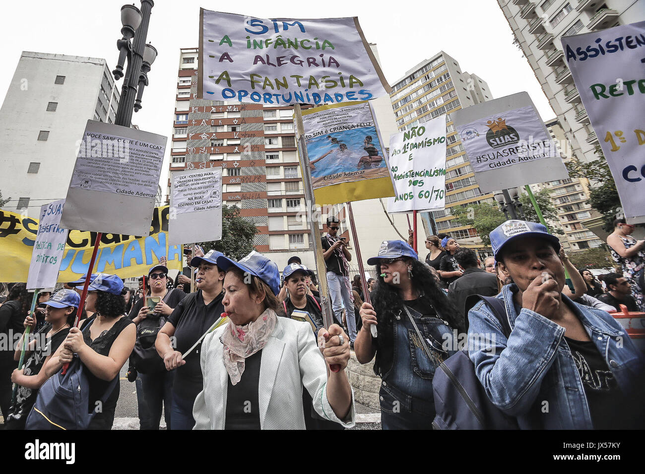Sao Paulo, Brasilien. 14 Aug, 2017. Hunderte von Arbeitern, der NRO und der Benutzer der Unified Sozialhilfeleistungen (SUAS) mit Fahnen und riefen Slogans besucht eine Demonstration gegen den Sozialabbau und Haushaltskürzungen für die öffentliche Politik der sozialen Unterstützung in der Maria Paula Viadukt Kreditkarte reserviert: Dario Oliveira/ZUMA Draht/Alamy leben Nachrichten Stockfoto
