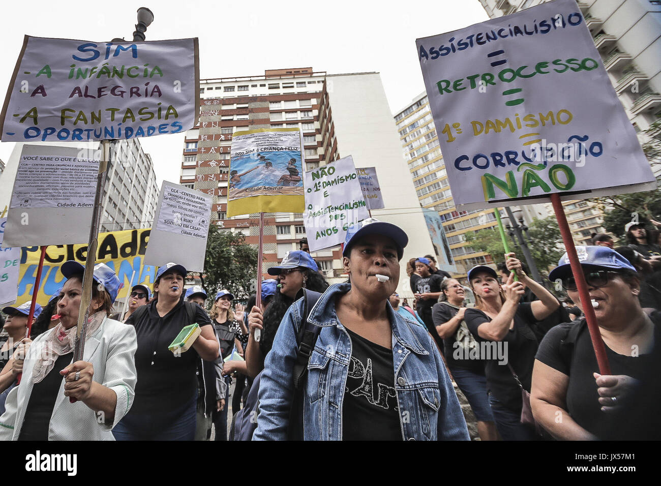 Sao Paulo, Brasilien. 14 Aug, 2017. Hunderte von Arbeitern, der NRO und der Benutzer der Unified Sozialhilfeleistungen (SUAS) mit Fahnen und riefen Slogans besucht eine Demonstration gegen den Sozialabbau und Haushaltskürzungen für die öffentliche Politik der sozialen Unterstützung in der Maria Paula Viadukt Kreditkarte reserviert: Dario Oliveira/ZUMA Draht/Alamy leben Nachrichten Stockfoto