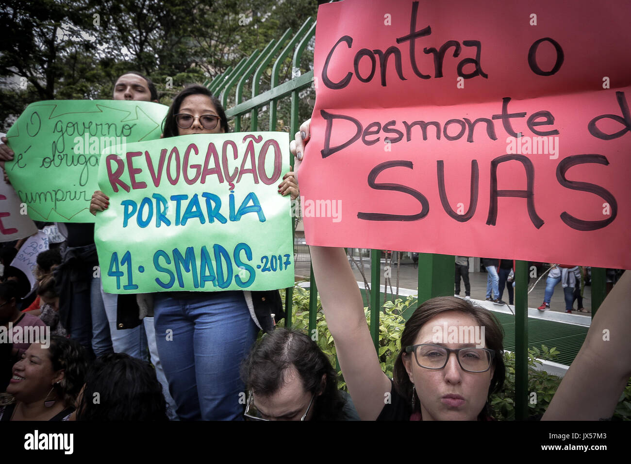 Sao Paulo, Brasilien. 14 Aug, 2017. Hunderte von Arbeitern, der NRO und der Benutzer der Unified Sozialhilfeleistungen (SUAS) mit Fahnen und riefen Slogans besucht eine Demonstration gegen den Sozialabbau und Haushaltskürzungen für die öffentliche Politik der sozialen Unterstützung in der Maria Paula Viadukt Kreditkarte reserviert: Dario Oliveira/ZUMA Draht/Alamy leben Nachrichten Stockfoto