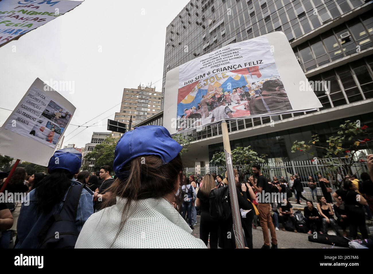 Sao Paulo, Brasilien. 14 Aug, 2017. Hunderte von Arbeitern, der NRO und der Benutzer der Unified Sozialhilfeleistungen (SUAS) mit Fahnen und riefen Slogans besucht eine Demonstration gegen den Sozialabbau und Haushaltskürzungen für die öffentliche Politik der sozialen Unterstützung in der Maria Paula Viadukt Kreditkarte reserviert: Dario Oliveira/ZUMA Draht/Alamy leben Nachrichten Stockfoto