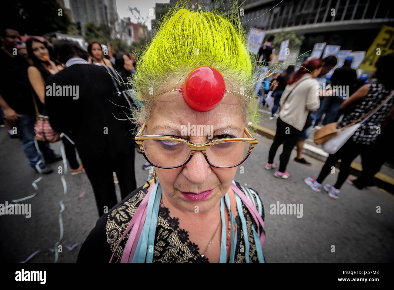 Sao Paulo, Brasilien. 14 Aug, 2017. Hunderte von Arbeitern, der NRO und der Benutzer der Unified Sozialhilfeleistungen (SUAS) mit Fahnen und riefen Slogans besucht eine Demonstration gegen den Sozialabbau und Haushaltskürzungen für die öffentliche Politik der sozialen Unterstützung in der Maria Paula Viadukt Kreditkarte reserviert: Dario Oliveira/ZUMA Draht/Alamy leben Nachrichten Stockfoto