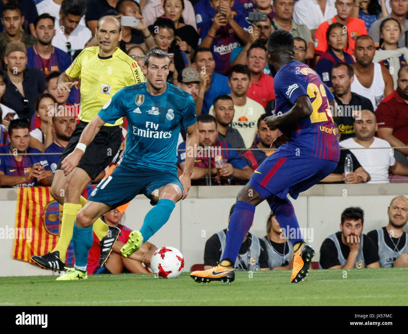 Das Stadion Camp Nou, Barcelona, Spanien. 13 August, 2017. Super Cup von Spanien zwischen dem FC Barcelona und Real Madrid. Gareth Bale und Umtiti Streit eine Kugel Credit: David Ramírez/Alamy leben Nachrichten Stockfoto