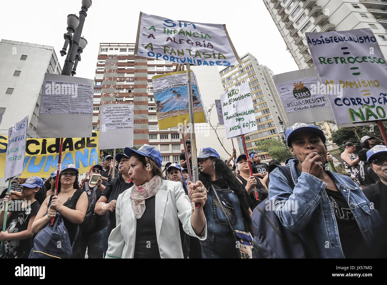 Sao Paulo, Brasilien. 14 Aug, 2017. Hunderte von Arbeitern, der NRO und der Benutzer der Unified Sozialhilfeleistungen (SUAS) mit Fahnen und riefen Slogans besucht eine Demonstration gegen den Sozialabbau und Haushaltskürzungen für die öffentliche Politik der sozialen Unterstützung in der Maria Paula Viadukt Kreditkarte reserviert: Dario Oliveira/ZUMA Draht/Alamy leben Nachrichten Stockfoto