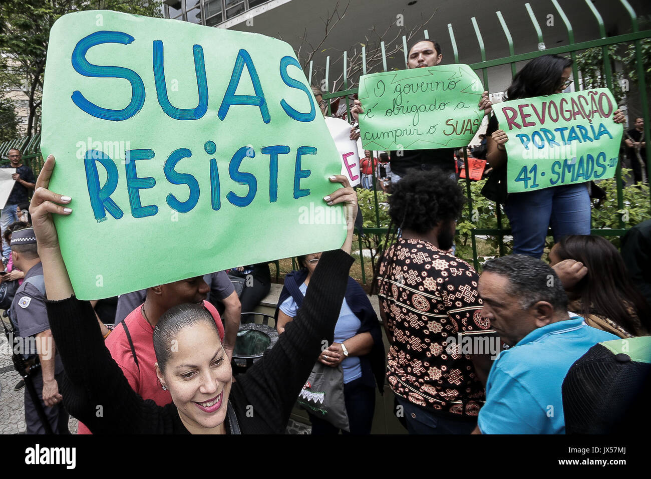 Sao Paulo, Brasilien. 14 Aug, 2017. Hunderte von Arbeitern, der NRO und der Benutzer der Unified Sozialhilfeleistungen (SUAS) mit Fahnen und riefen Slogans besucht eine Demonstration gegen den Sozialabbau und Haushaltskürzungen für die öffentliche Politik der sozialen Unterstützung in der Maria Paula Viadukt Kreditkarte reserviert: Dario Oliveira/ZUMA Draht/Alamy leben Nachrichten Stockfoto