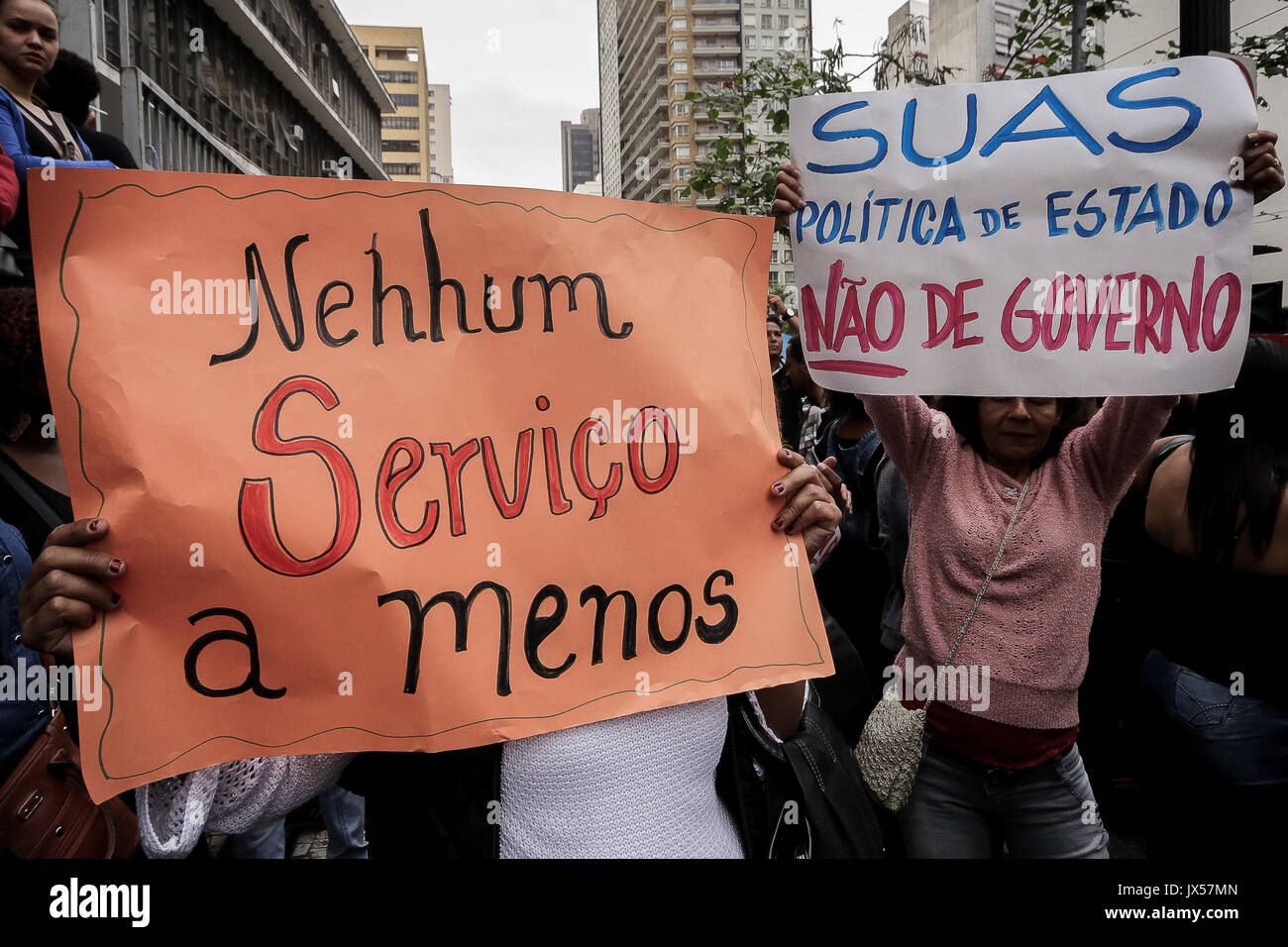 Sao Paulo, Brasilien. 14 Aug, 2017. Hunderte von Arbeitern, der NRO und der Benutzer der Unified Sozialhilfeleistungen (SUAS) mit Fahnen und riefen Slogans besucht eine Demonstration gegen den Sozialabbau und Haushaltskürzungen für die öffentliche Politik der sozialen Unterstützung in der Maria Paula Viadukt Kreditkarte reserviert: Dario Oliveira/ZUMA Draht/Alamy leben Nachrichten Stockfoto