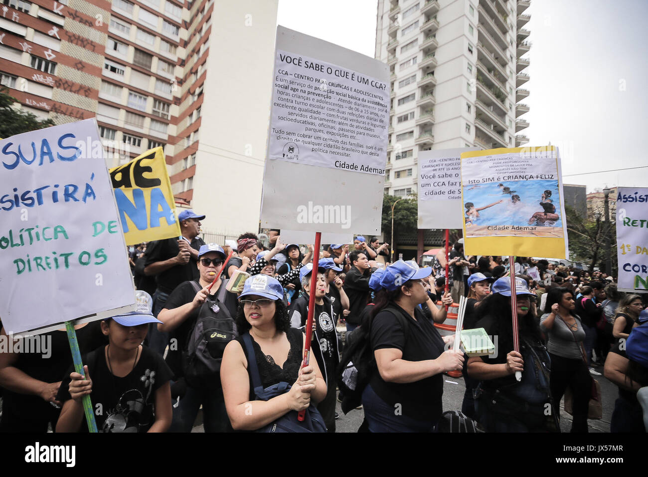 Sao Paulo, Brasilien. 14 Aug, 2017. Hunderte von Arbeitern, der NRO und der Benutzer der Unified Sozialhilfeleistungen (SUAS) mit Fahnen und riefen Slogans besucht eine Demonstration gegen den Sozialabbau und Haushaltskürzungen für die öffentliche Politik der sozialen Unterstützung in der Maria Paula Viadukt Kreditkarte reserviert: Dario Oliveira/ZUMA Draht/Alamy leben Nachrichten Stockfoto